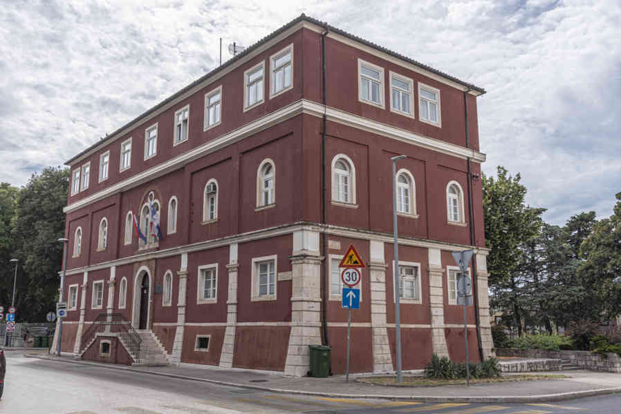 Croacia - Zadar 38 - edificio compañia naviera.jpg